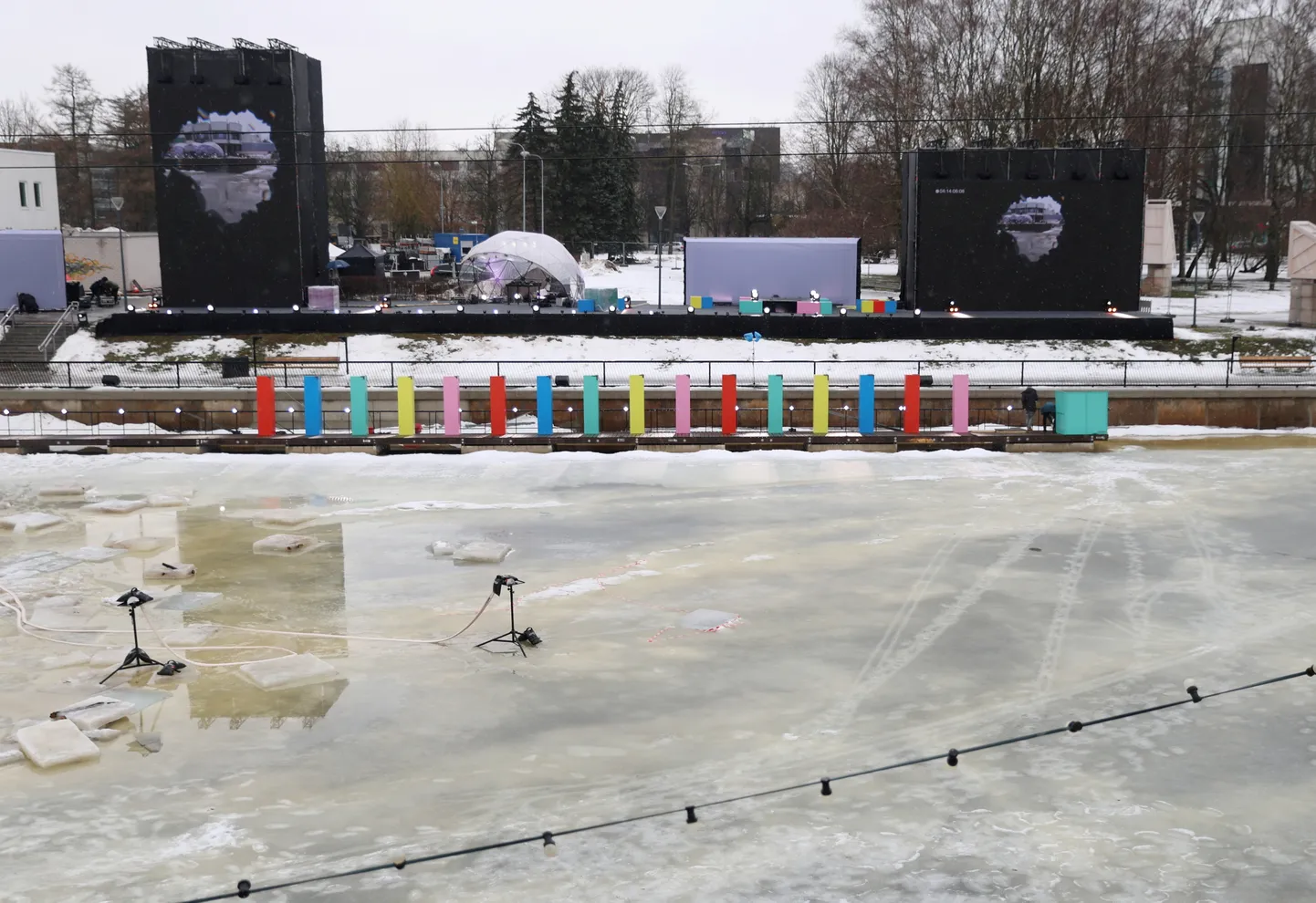 Enne avatseremoonia toimumist katab Tartu 2024 lava ümbrust jääle sulanud vesi.