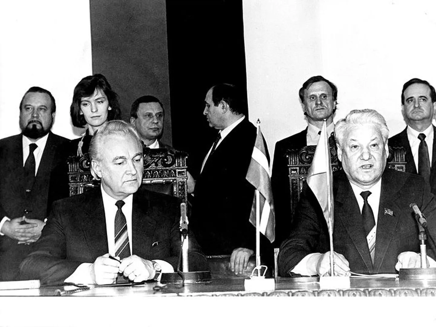 Eesti Vabariigi ülemnõukogu esimees Arnold Rüütel ja Vene NFSV ülemnõukogu esimees Boriss Jeltsin 13. jaanuaril 1991 Tallinnas. Tagaplaanil Eesti Vabariigi ülemnõukogu eesistuja Ülo Nugis (vasakult esimees), siseminister Olev Laanjärv (vasakult kolmas) ning Nõukogude Liidu ülemnõukogu saadik ja Jeltsini lähedane abiline Gennadi Burbulis (vasakult kolmas).