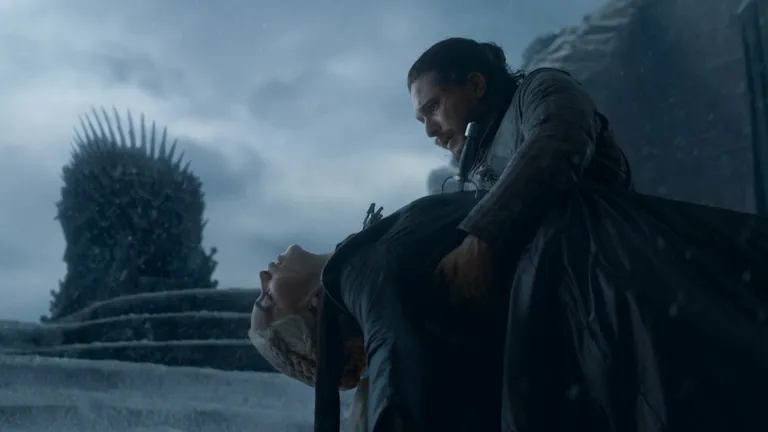 Kaader «Troonide mängu» kaheksanda hooaja kuuendast osast. Pildil Jon Snow (Kit Harington) ja Daenerys Targaryen (Emilia Clarke). Kaugemal on näha Raudtrooni