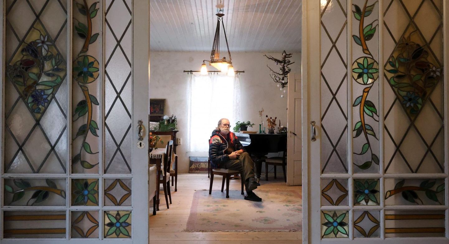 Malev Toom (69) tegutseb päevast päeva kodus, mille sisustuses kajastuvad tema erilised huvid (näiteks juugendmööbel) ja oskused (puidu kunstiline töötlemine).