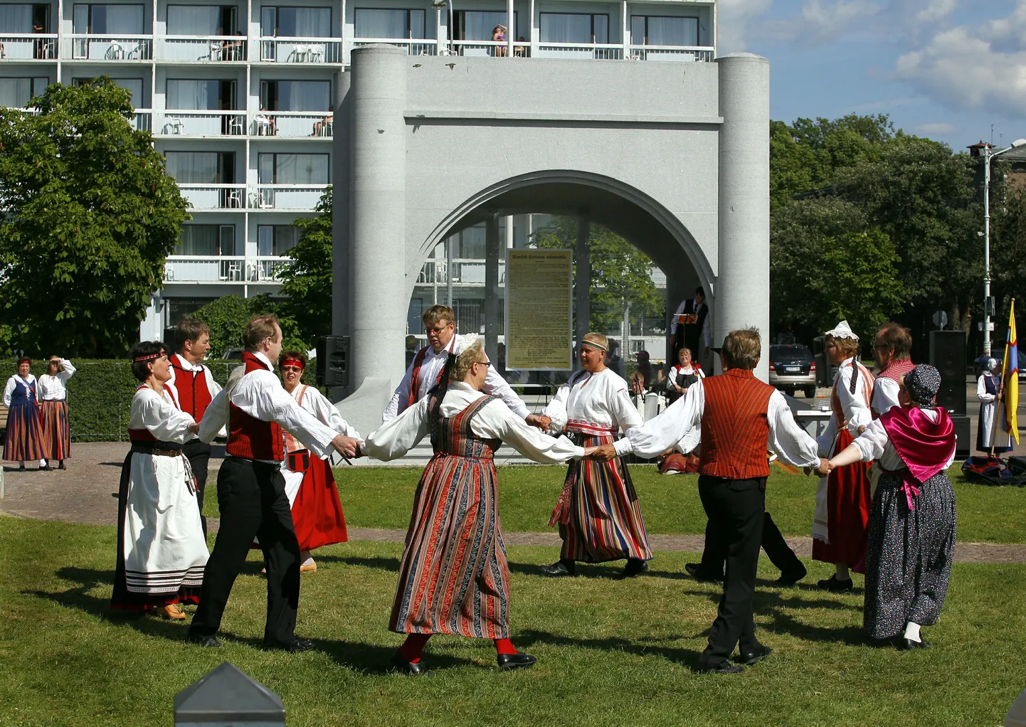Pärnu vähemusrahvused peavad laupäeval pidu. Pildidl Eesti ingerisoomlaste 20 laulu- ja tantsupidu.