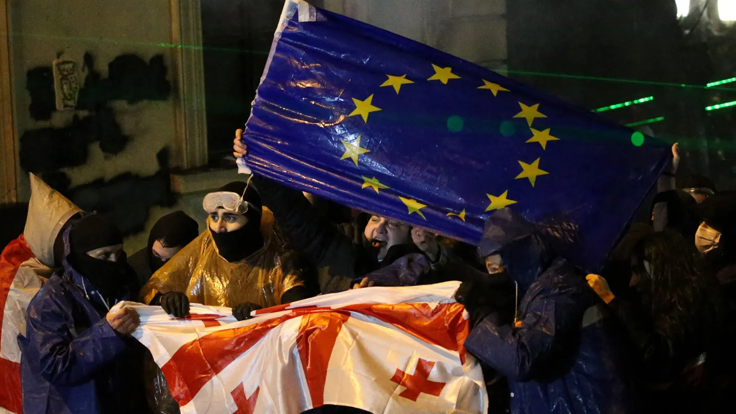Сегодняшнее противостояние полиции и демонстрантов у парламента Грузии отмечено обильным применением водометов. Таким образом полиция пытается отогнать протестующих от закрытых сталью ворот парламента и создать буфер между оцеплением спецназа и народом на боковых улицах у парламента.