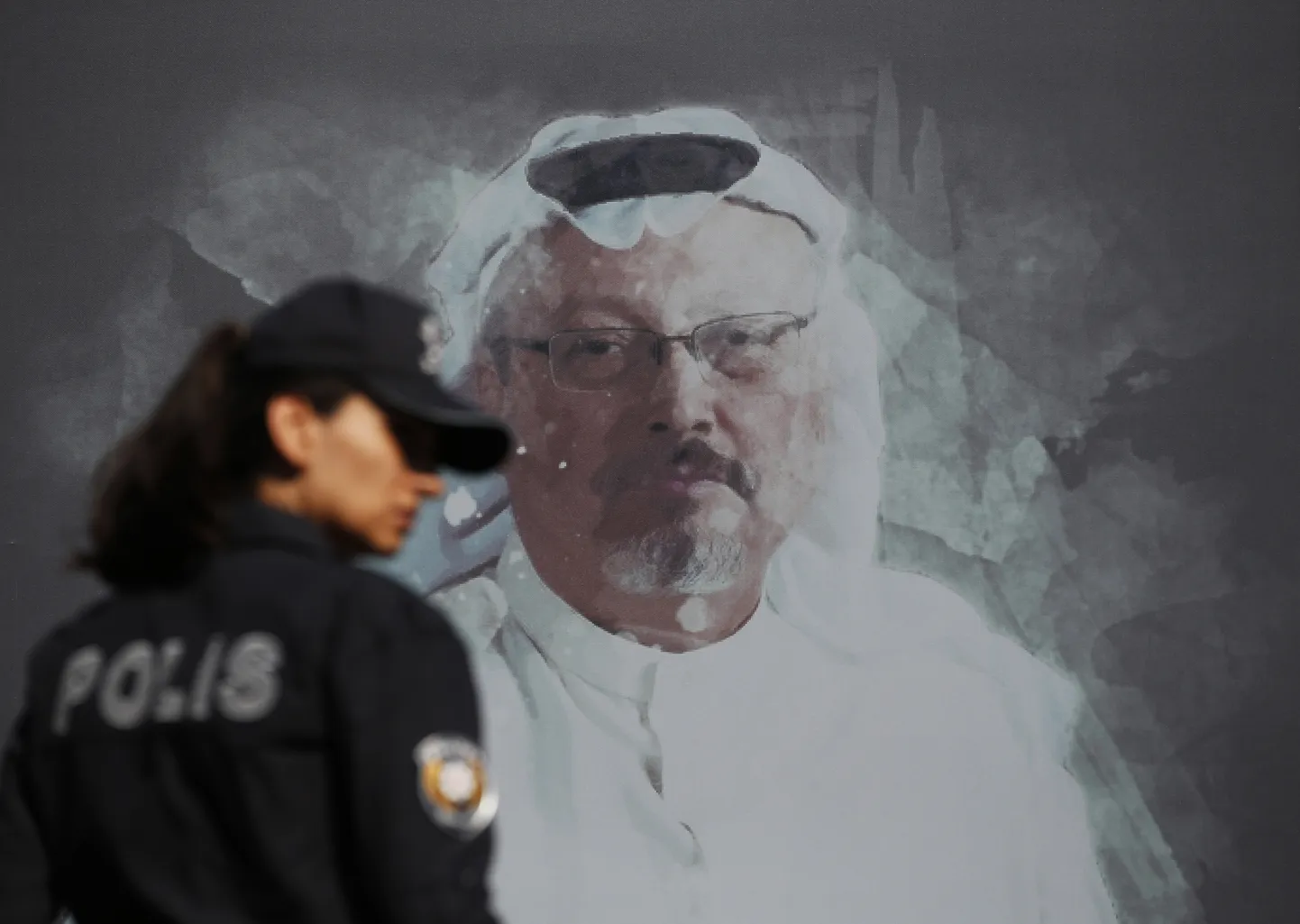 Türgi politseinik kõndimas mööda ajakirjanik Jamal Khashoggi pildist Saudi Araabia Istanbuli konsulaadi lähistel.