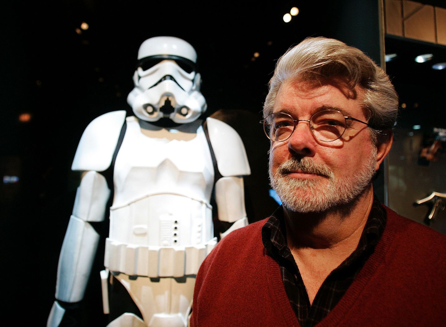 George Lucas stormtrooperi kuju ees.