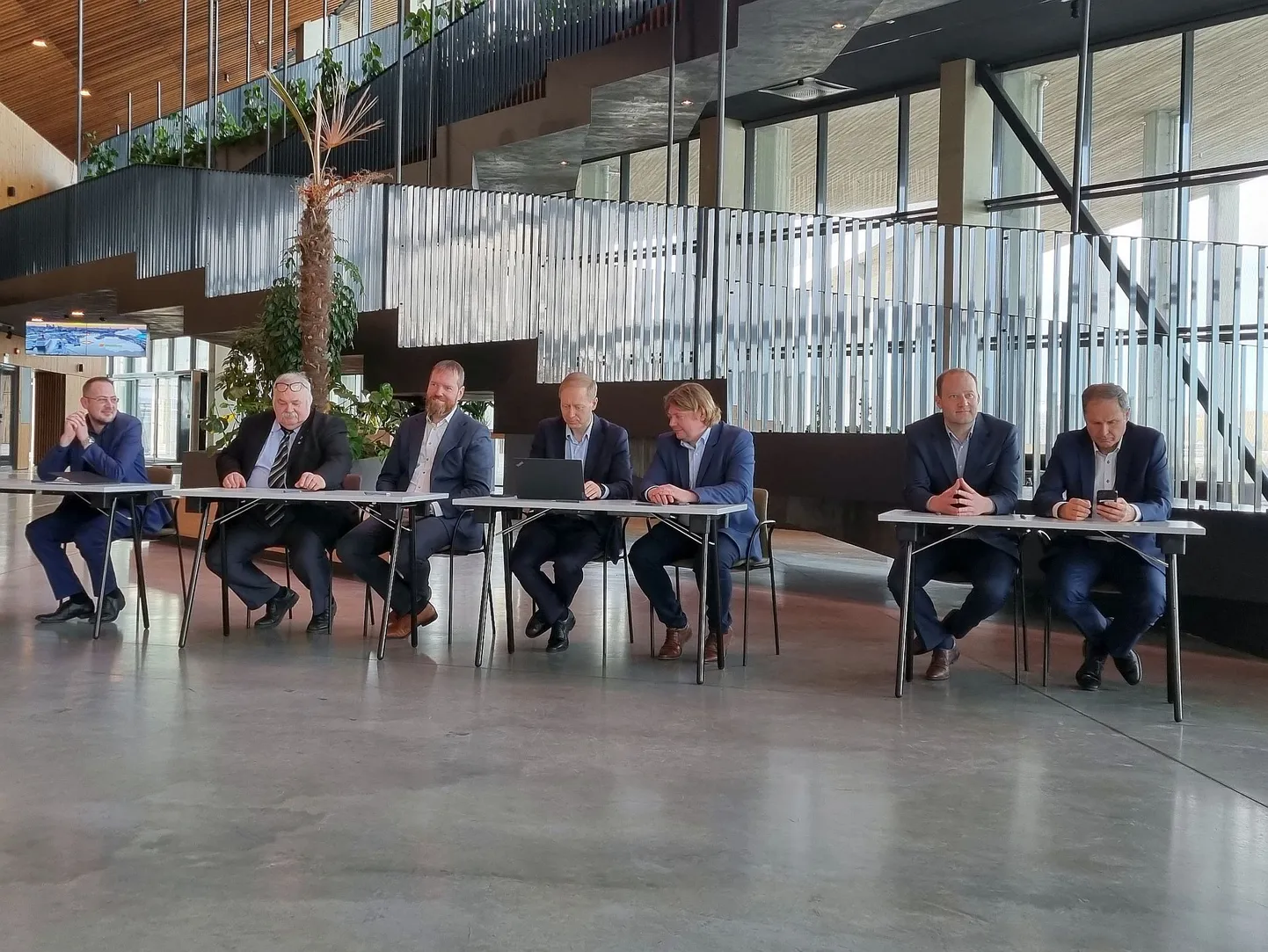 Vesinikukonsortsiumi leppe allkirjastamine Tallinna kruiisiterminalis andis alguse koostööle, millega tahetakse vesinikumajandus Eestis hooga käima lükata.