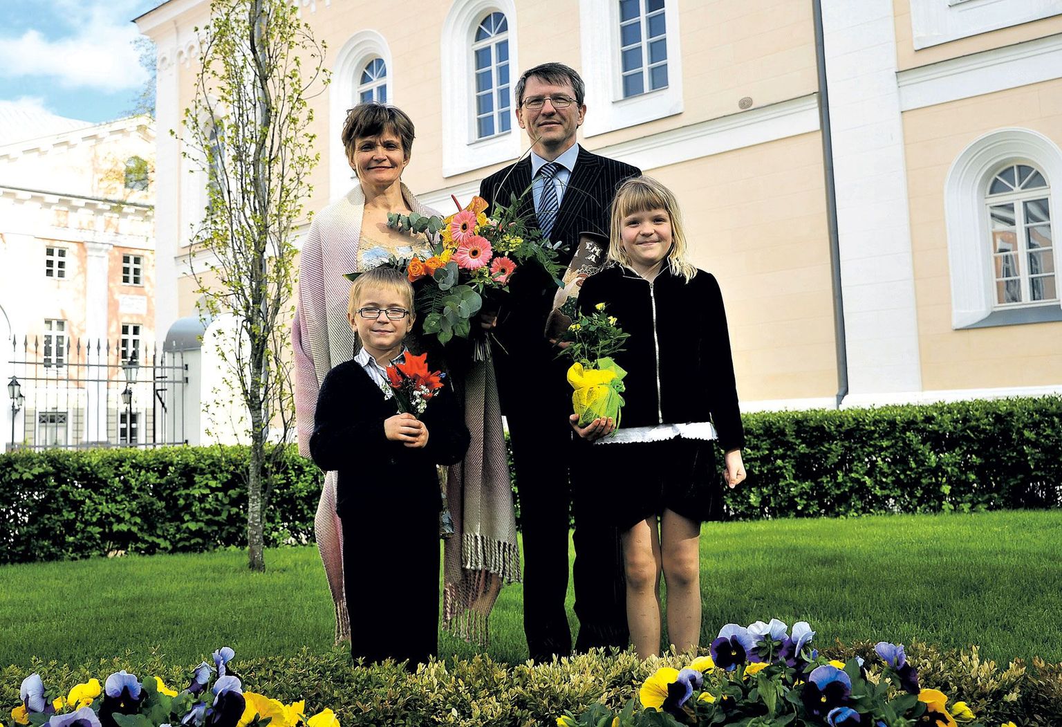 Ülle Viltrop koos abikaasa Arvo Viltropiga ning nende kahe noorema lapse, Hele-Mai ja Ott Markusega.