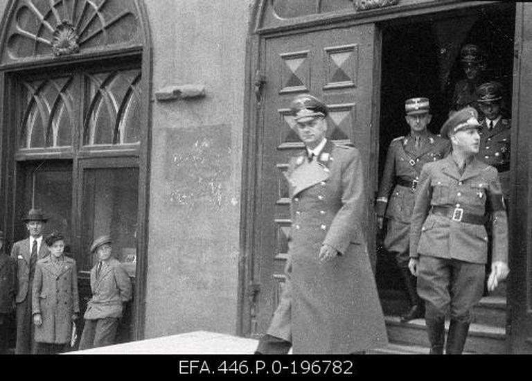 Külaskäigul viibiv Ida-alade riigiminister Alfred Rosenberg (vasakult 1.), tagaplaanil Eesti kindralkomissar Karl-Siegmund Litzmann. 1942