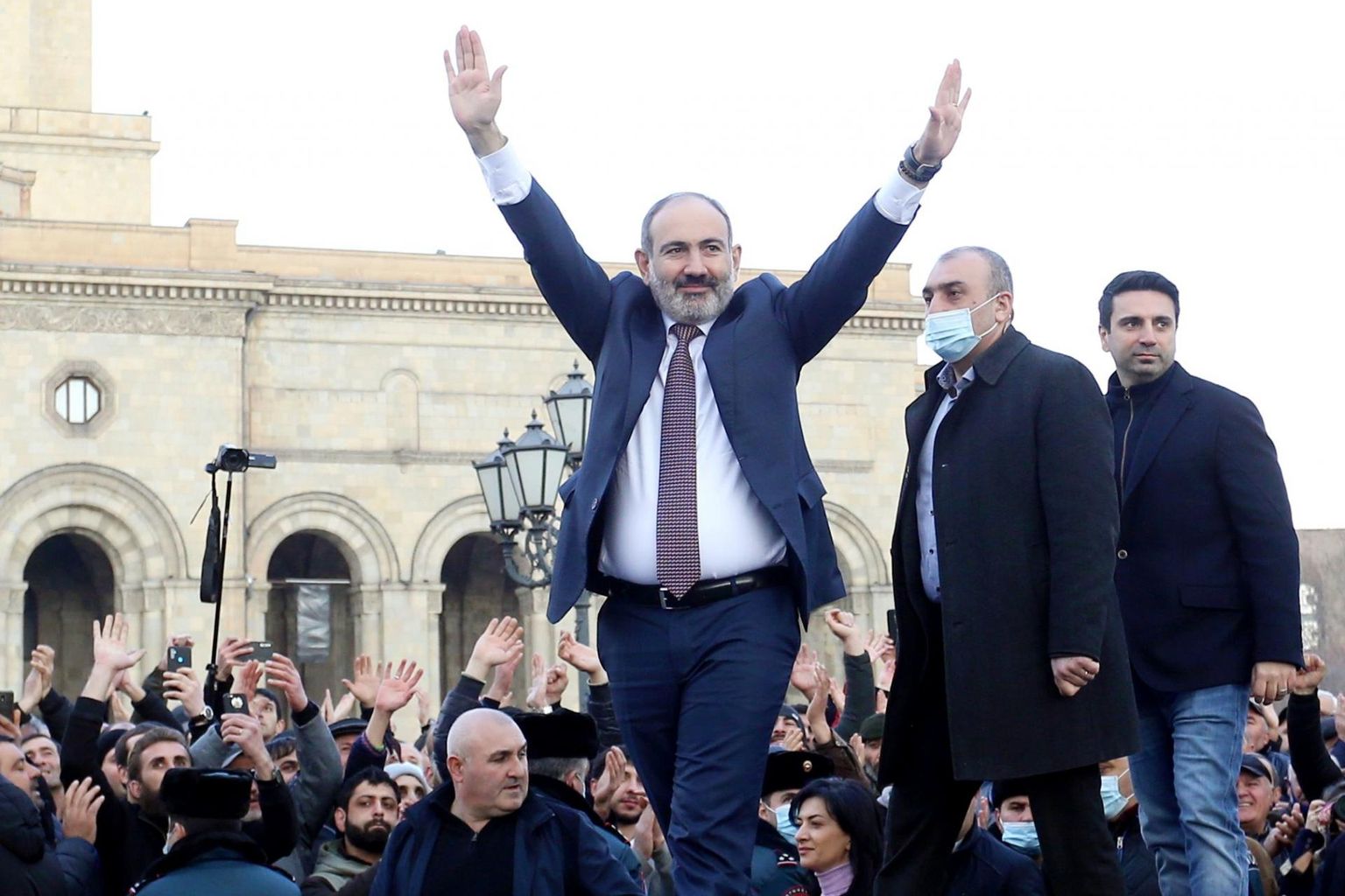 Armeenia peaminister Nikol Pašinjan eile toetajate ees. 