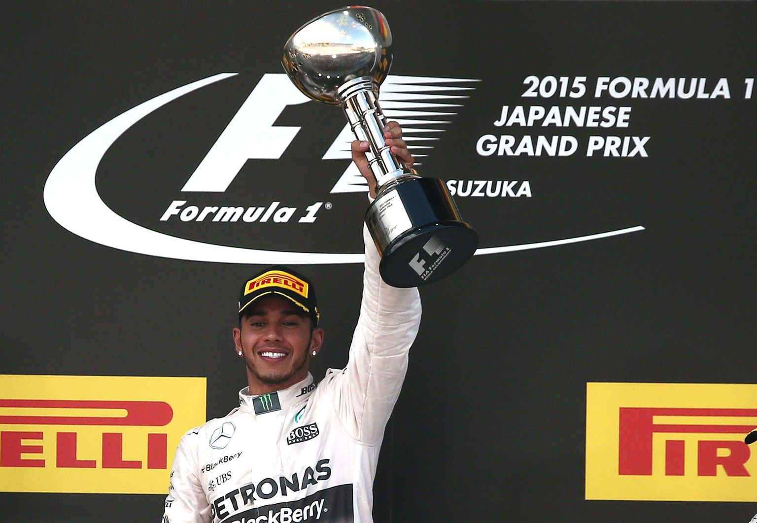 Lewis Hamilton Jaapani GP võidukarikaga.