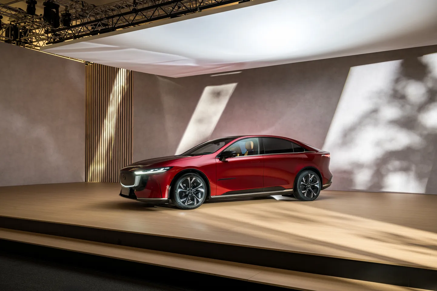 Uus elektriline Mazda pakub nutirežiime erinevateks olukordadeks ja läbib ühe laadimisega 479 km.