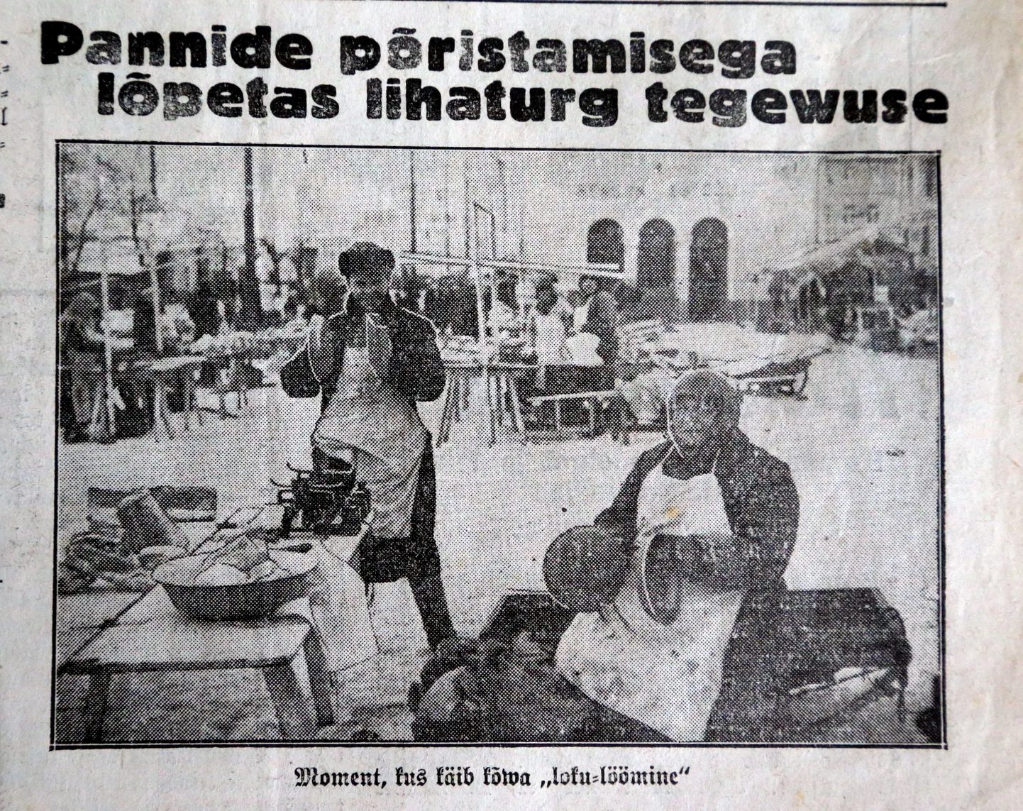 1937. On aasta ja ka lahtise lihaturu viimane tööpäev. Turul müüjad löövad jäädava lahkumise puhul plekist kaalukaussidega lokku. Tartu senine lahtine lihaturg, mida lähemal ajal katab juba ilus muru, teab ja julgeb 1938. aasta 3. jaanuari ajalehtki väita.