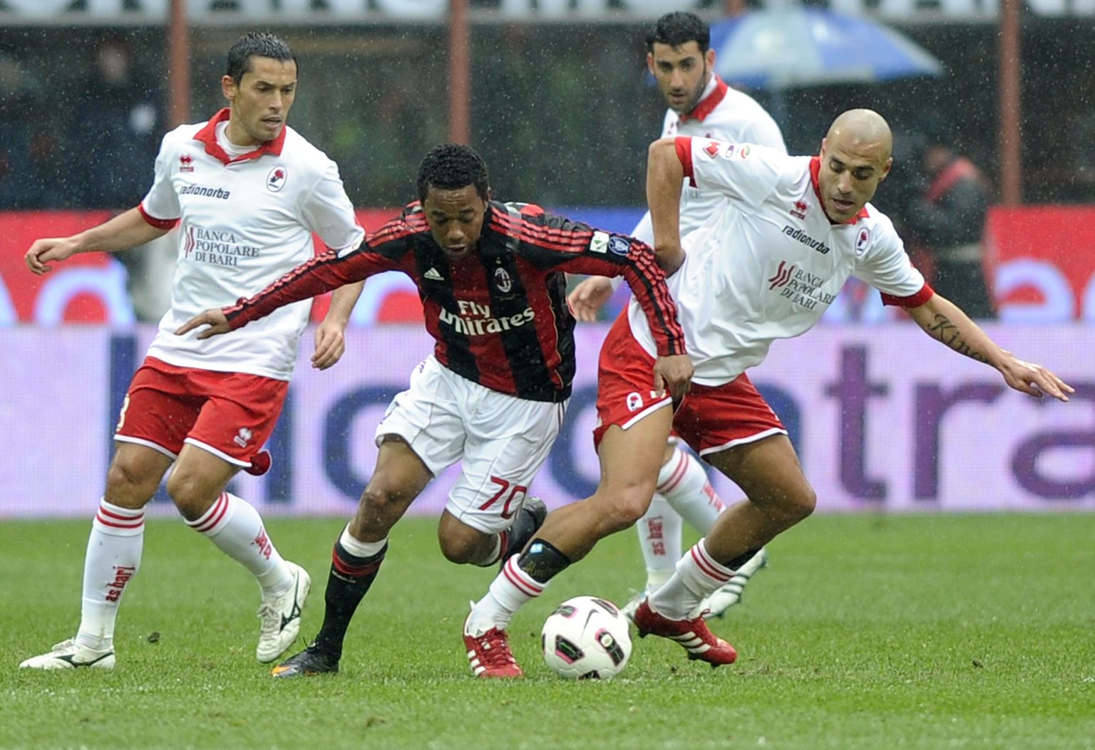 Bari mängijad (valges) mängus AC Milani vastu
