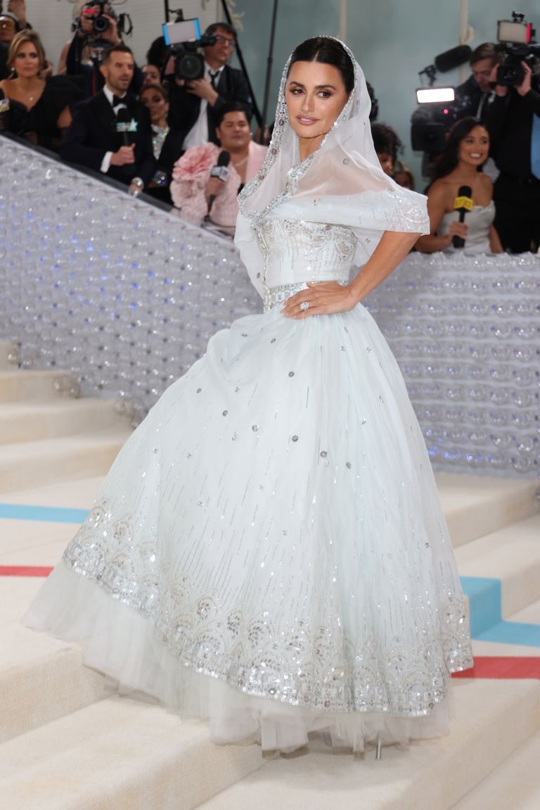 Сбежавшая невеста: 49-летняя Пенелопа Крус в белоснежном платье Chanel затмила всех на Met Gala 2023. В Сети шутят, что таким образом знаменитая красотка отрепетировала годовщину свадьбы с Хавьером Бардемом.