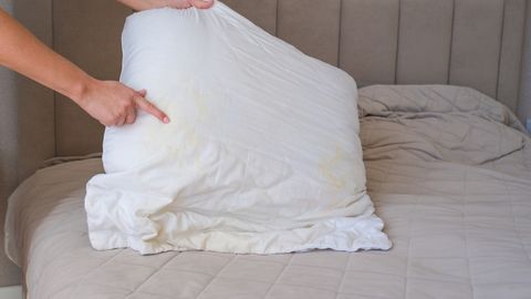 Kollased plekid padjal? Loe, mida soovitab teha ekspert