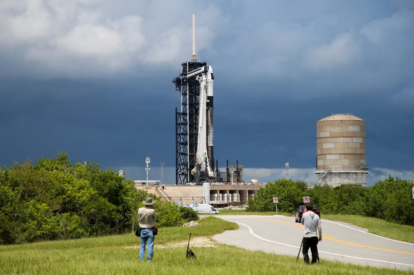 Kosmosefirma SpaceX rakett Falcon 9 on ette valmistatud inimestega eralennu tegemiseks kosmosesse missiooni Polaris Dawn raames. Eeldatavasti proovivad sellega lendavad kaks meeskonnaliiget ka esimest era-kosmosekõndi.