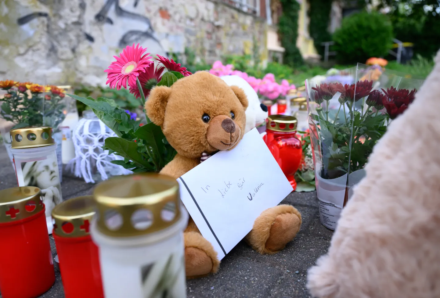 9-aastase Valeria kodu lähedale toodi mälestamiseks lilli, küünlaid ja kaisukarusid.