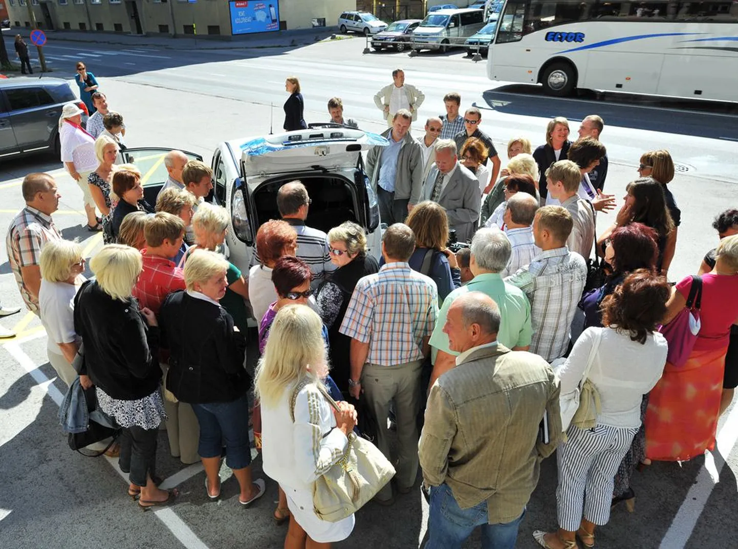 Omavalitsuste esindajad eile Tallinnas sotsiaalministeeriumi ees. Selgitusi elektriauto Mitsubishi i-MiEV kohta jagas neile Silberauto Mitsubishi müügidirektor Üllar Born (keskel, lipsuga).