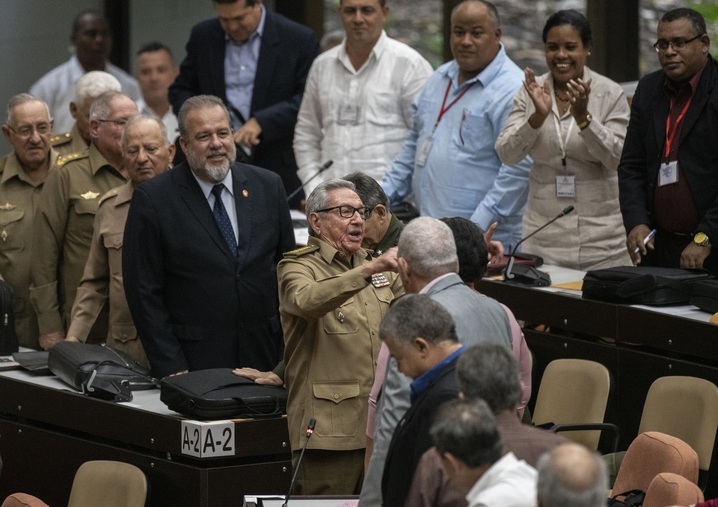 Manuel Marrero Cruz (vasakul tumedas ülikonnas) parlamendi istungil.