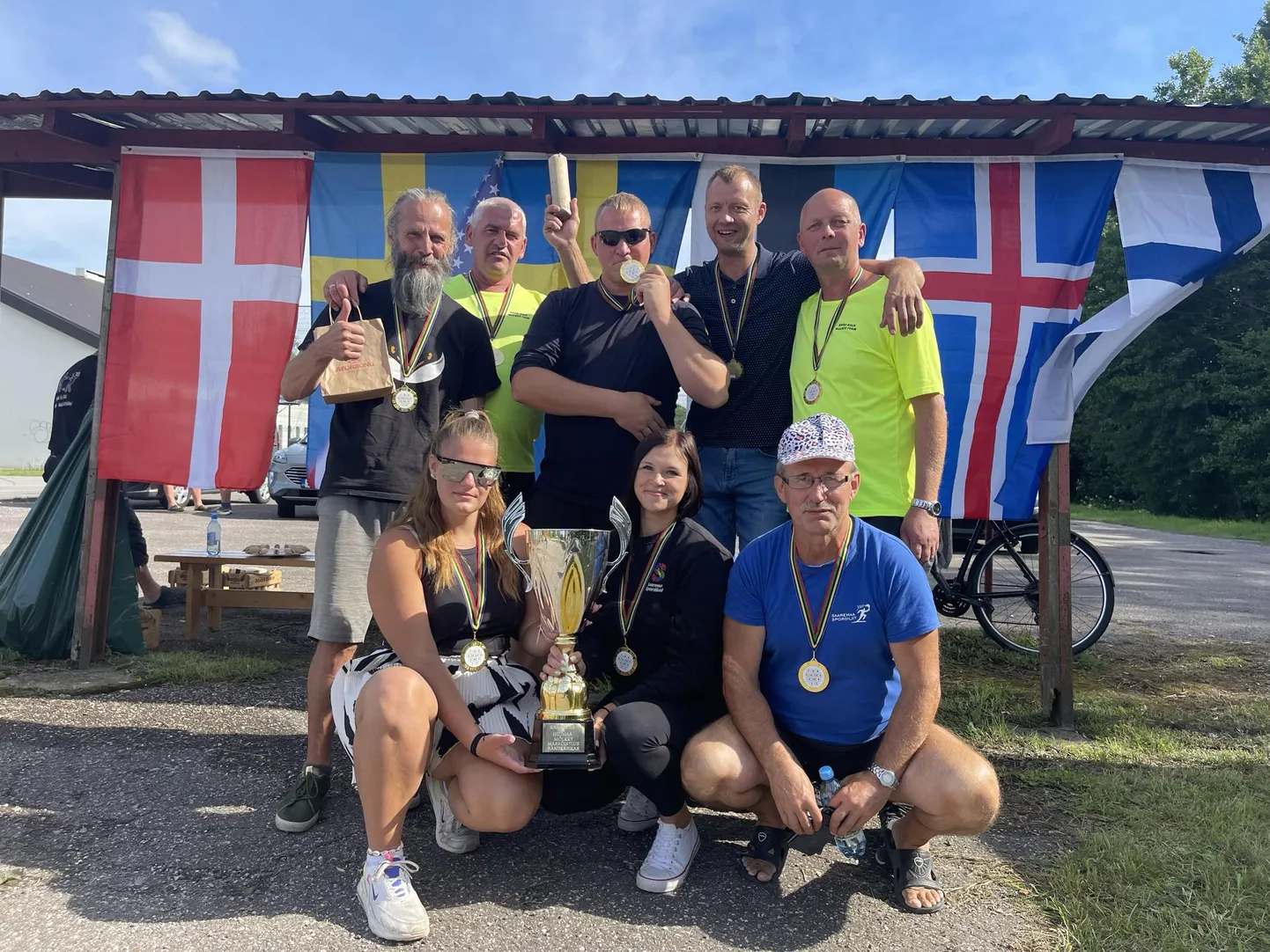 Saaremaa Mölkky Team. Kükitavad vasakult - Marelle Lehtjärv, Cristin Lepp, Enno Kermik. Tagareas - Meelis Kask, Boris Lehtjärv, Siljar Pahapill, Aigar Paiste ja Jaanus Raamat.