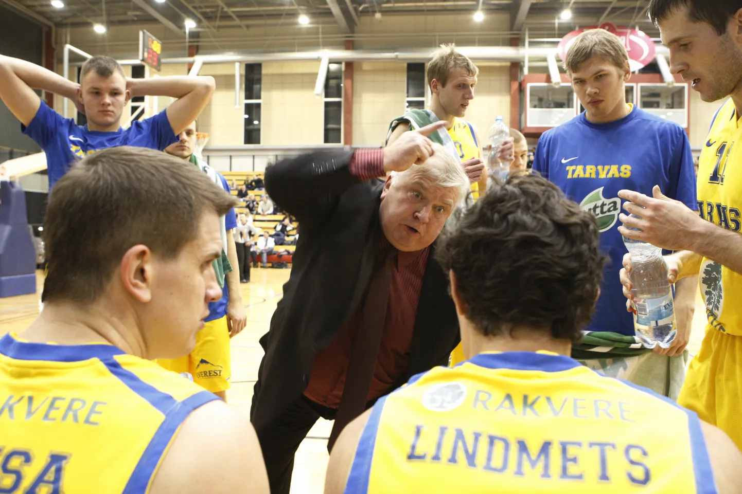 Peatreener Andres Sõber Rakvere Tarva mehi juhendamas