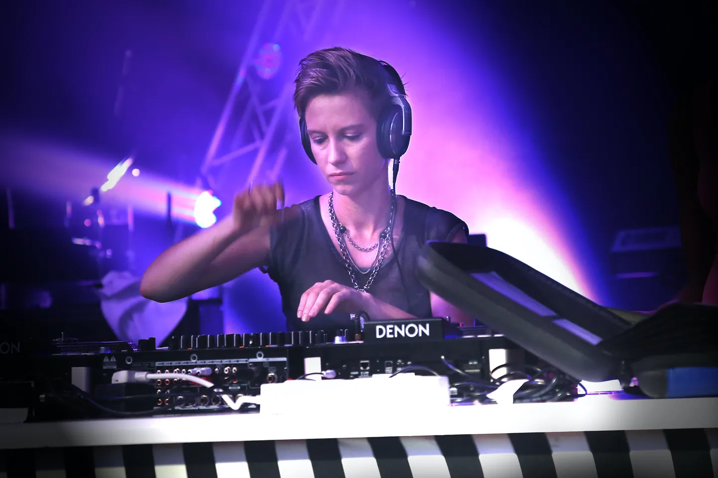 DJ klubis plaate keerutamas.