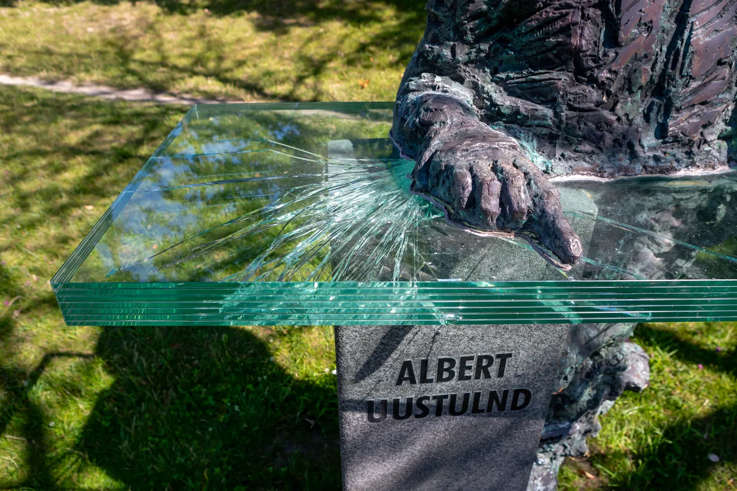 Albert Uustulndi lõhutud kuju Kuressaare pargis.