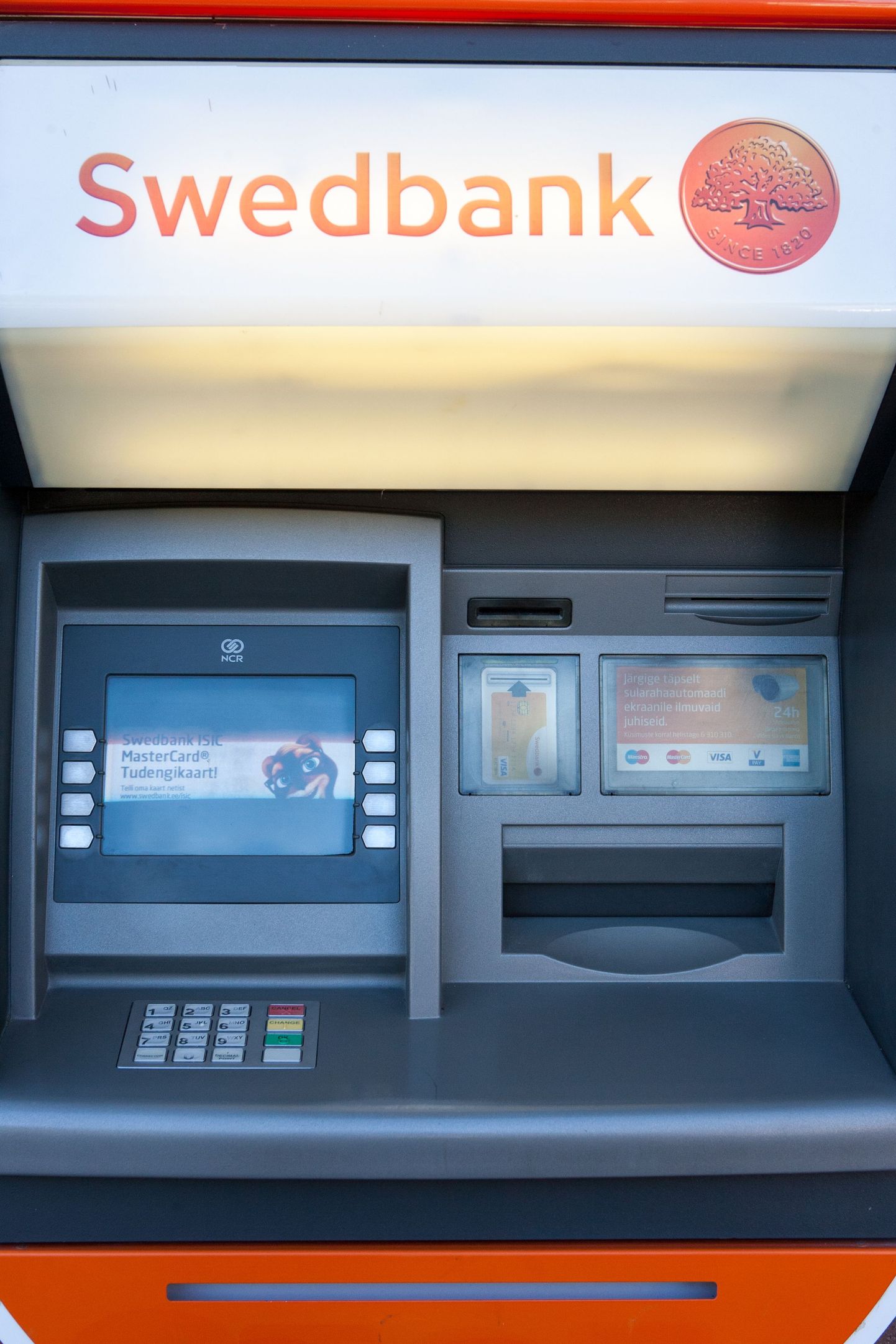 Swedbanki sularahaautomaat.