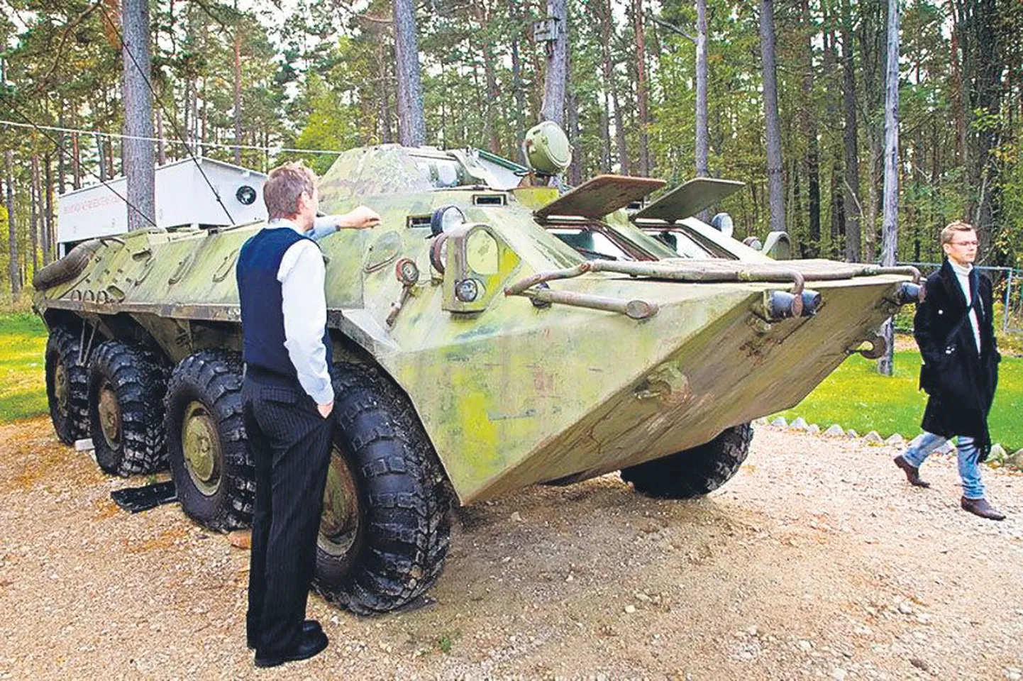 Tahkuna vallas tegutseva Hiiumaa militaarmuuseumi õuel uhkeldab soomuk, kuhu sõjaajaloohuvilised soovi korral sisse võivad pugeda.