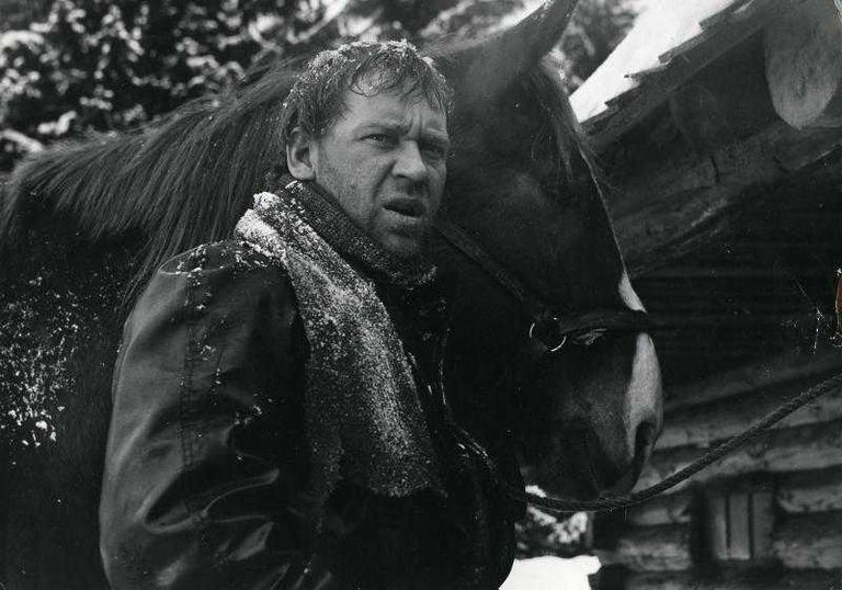 Tõnu Kark Tiit Paljasmaa osas Olav Neulandi filmis "Tuulte pesa" (1979).