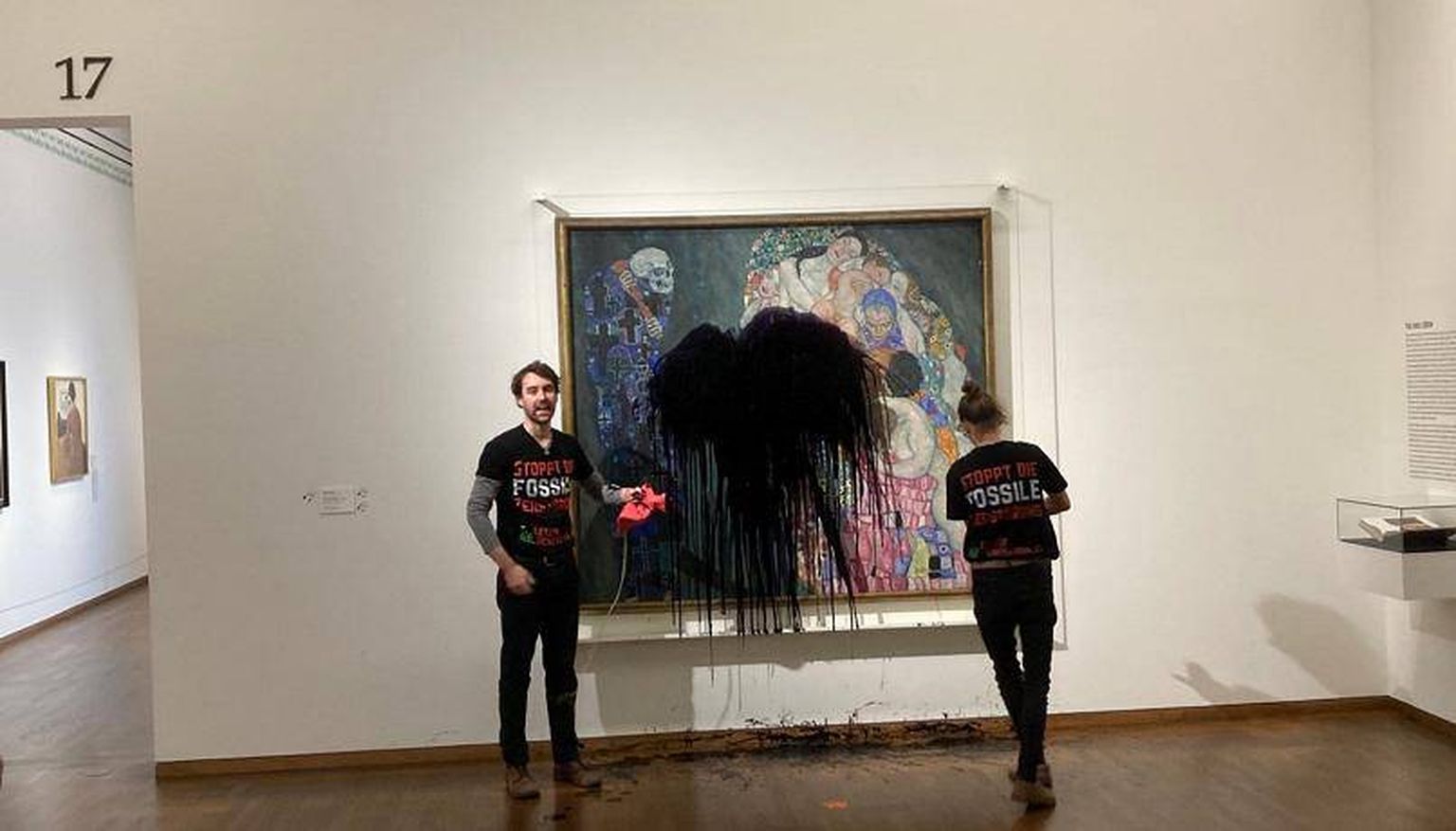 Активисты-экологи обрызгали шедевр Густава Климта в музее Вены черной жидкостью.