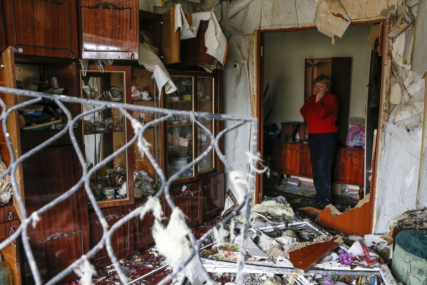 Donetski lähistel asuva Jenakieve linna elanik eile rusuhunnikus, mis oli mürsurünnaku eel tema korter.
