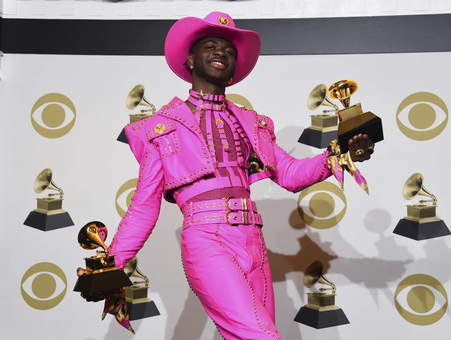 Lil Nas X poseerib kahe Grammyga, mille ta mullu pälvis koos Billy Ray Cyrusega esitatud laulu «Old Town Road» eest.