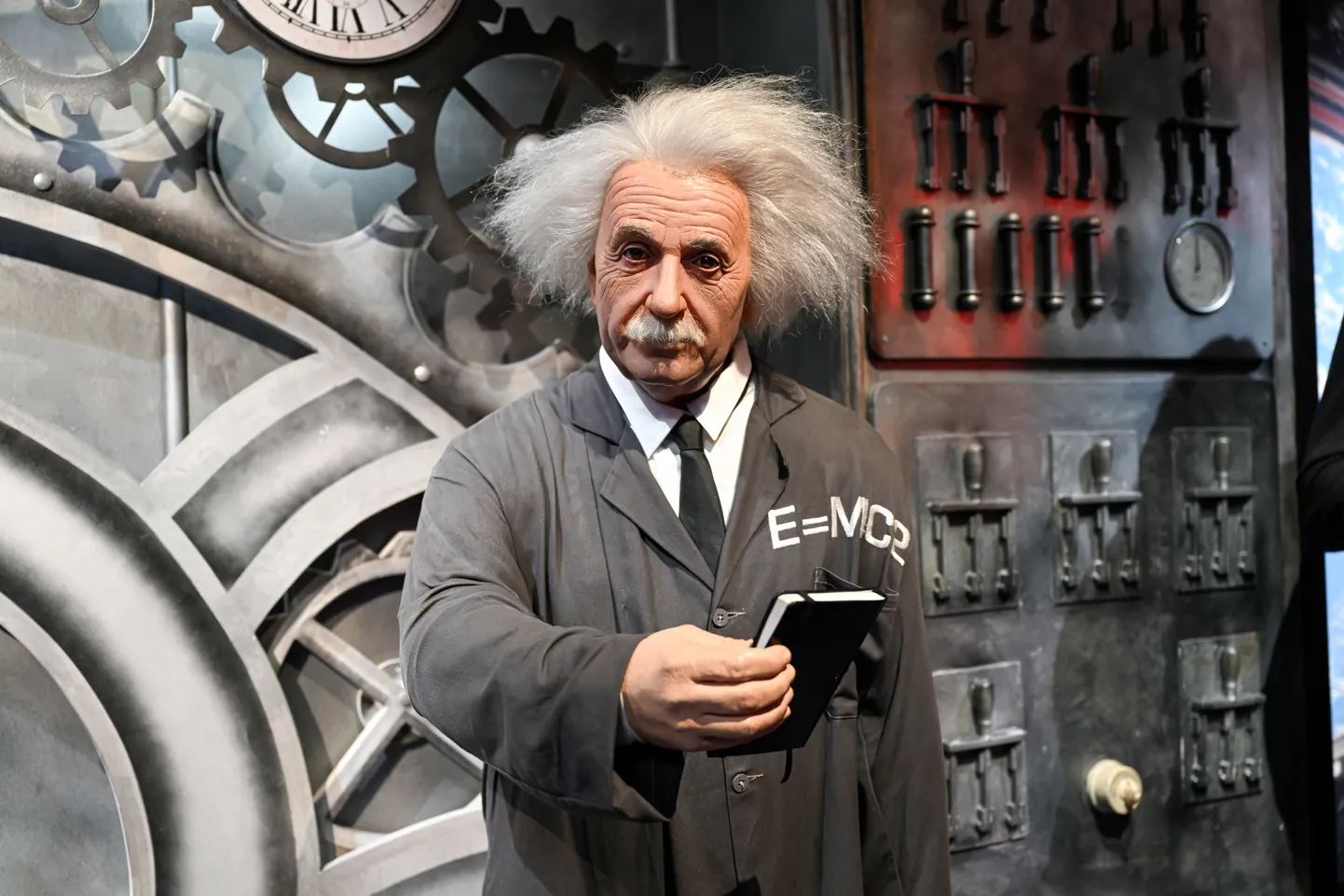 Albert Einsteini vahakuju Pariisis Grévini muuseumis. Einstein ei suutnud omaks võtta teda ümbritsevat aupaistet – teda võis kimbutada nii-öelda petturi sündroom,