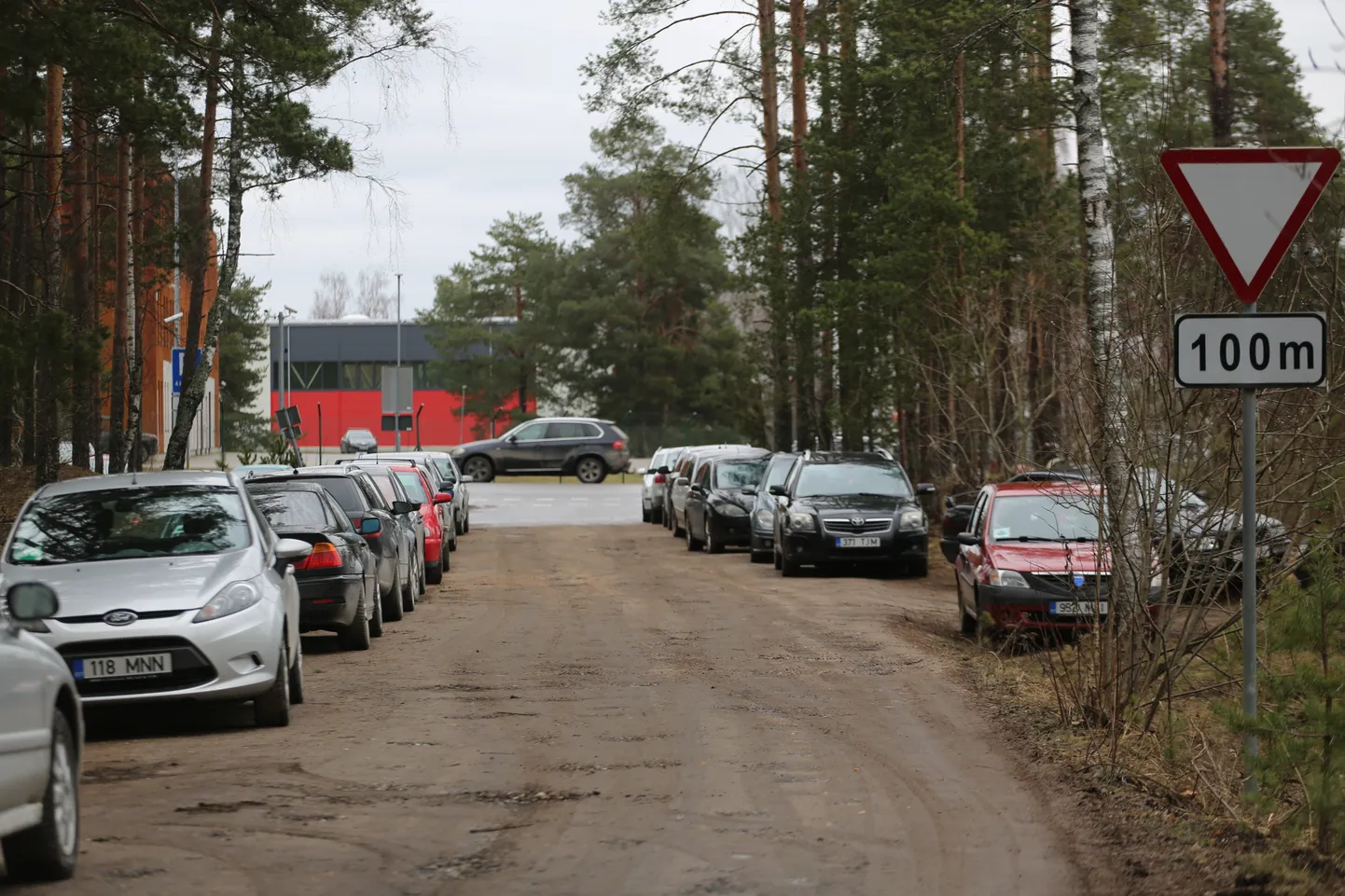 Из-за нехватки парковочных мест срочники оставляют свои автомобили на обочине узкой дороги, которую жители Выру используют для проезда к городскому кладбищу и компостной площадке.