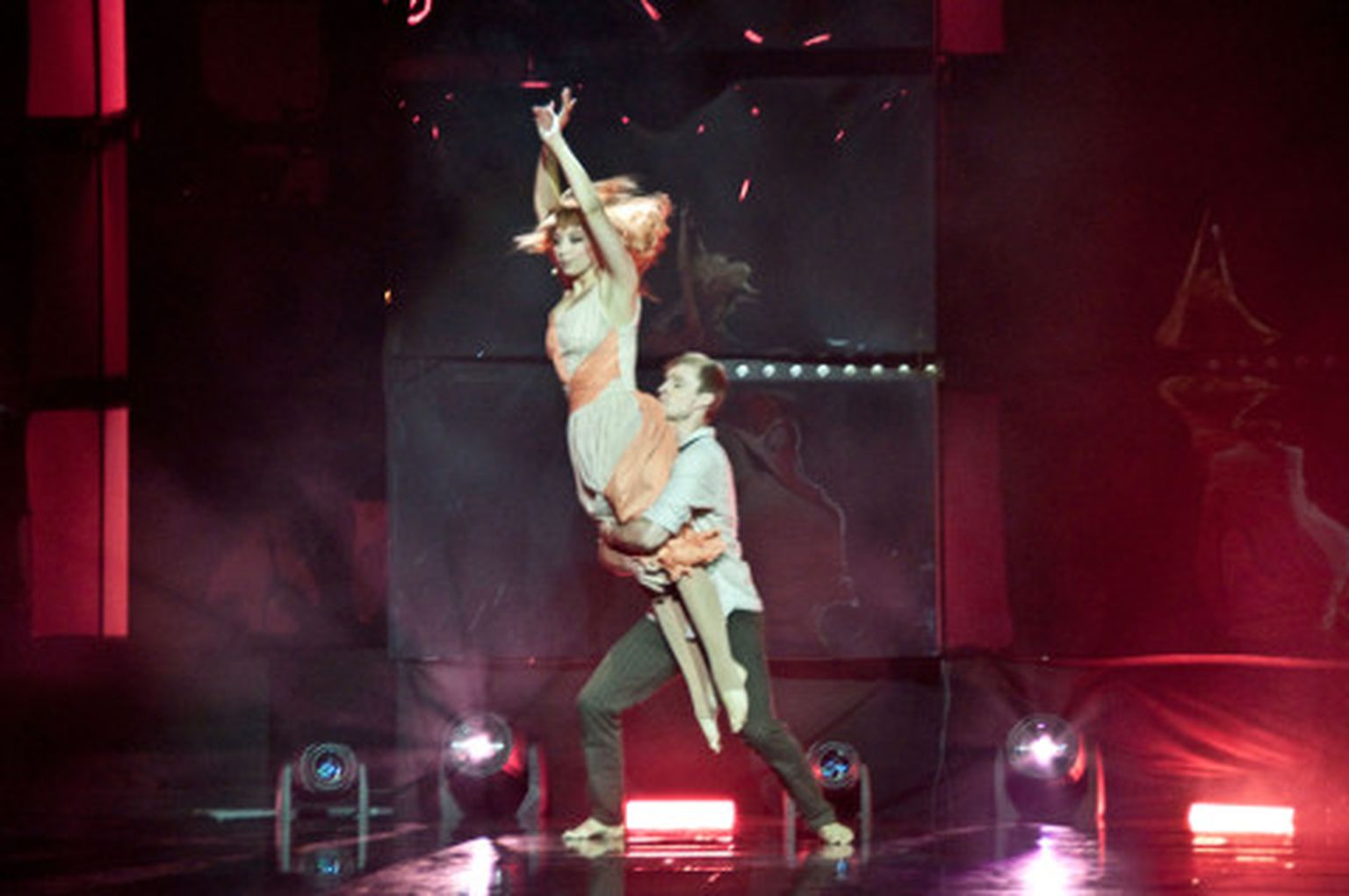 Tanja Mihhailova on hullumeelsete akrobaatiliste trikkidega laval haakkama saanud ka varem. Pilt 2014. aasta Eesti Laulult.