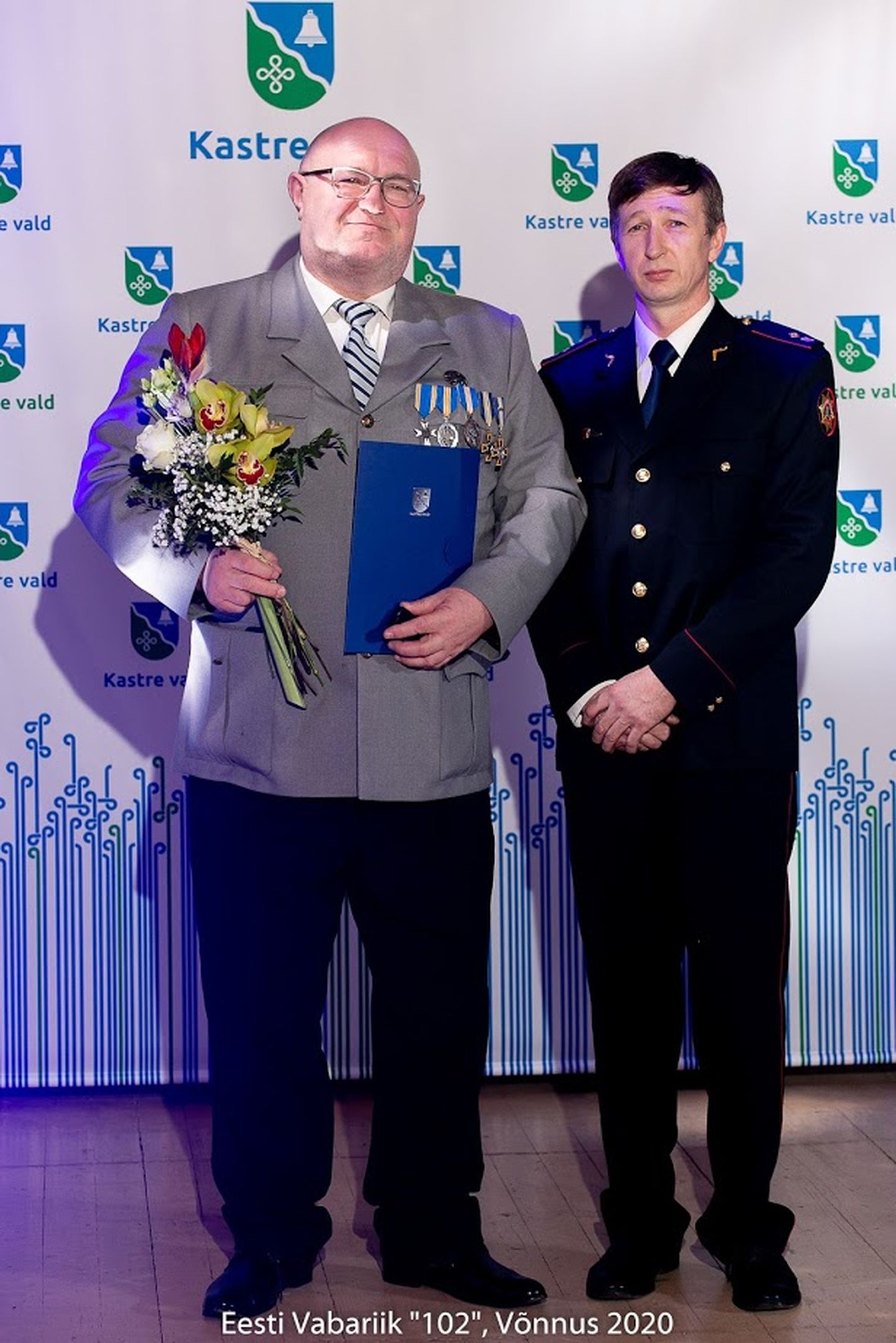 Hõbemärgi pälvinud Taivo Kirm (vasakul) ning tunnustuse üle andnud Kastre vallavolikogu esimees Mati Möller.