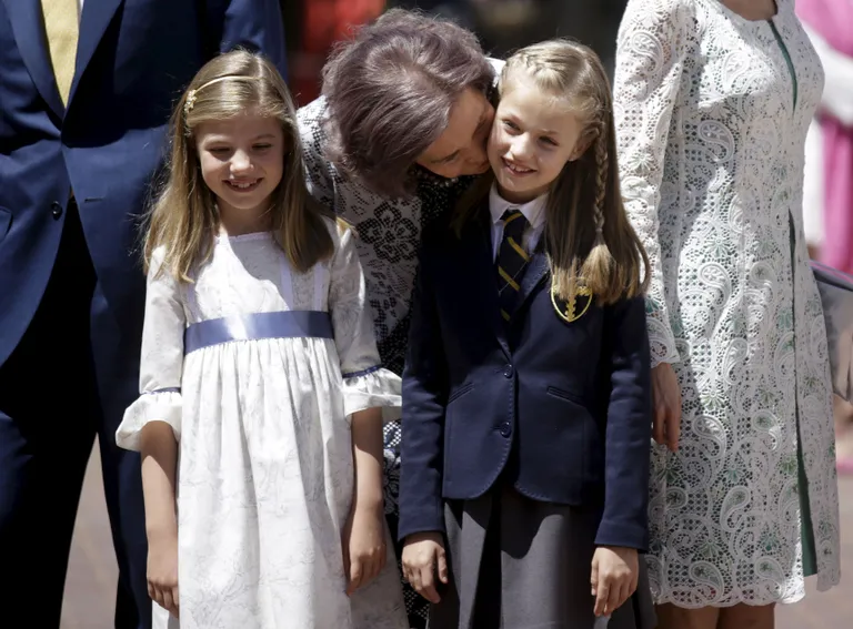 Endine kuninganna Sofia oma kahe pojatütrega.