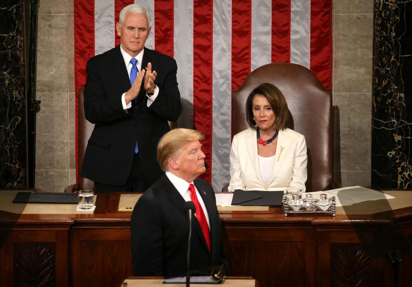 Olukorrast Kongressis: esindajatekoja spiiker Nancy Pelosi vaatab virila näoga pealt, kuidas asepresident Mike Pence president Trumpi kõnele aplodeerib.