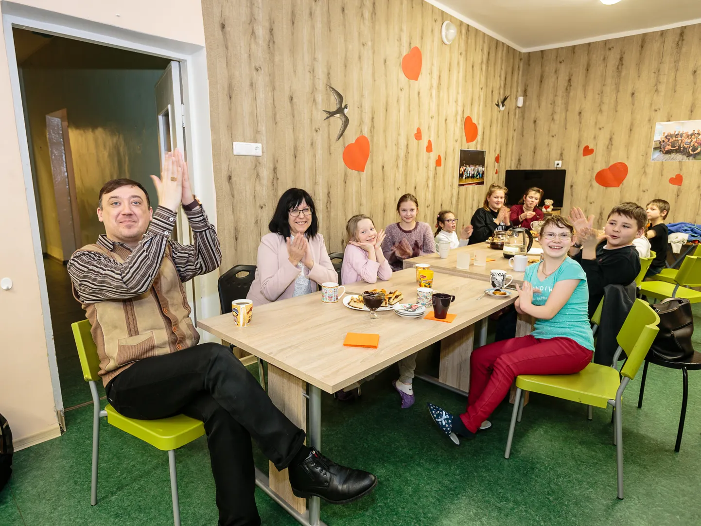 Presidendi teenetemärgi saajate nimekirja avalikustamise järel toimus Narva lastekeskuses Matveika teejoomine selle maja toreda perenaise Rita Ternose auks. Äsja oli lõppenud laste harjutustund, mille viis läbi tuntud laulja Rafael Šarafetdinov − temagi istus ühes teistega pidulauda.
