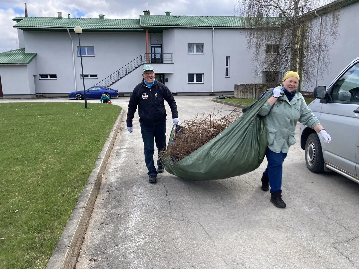 На толоке нынешней весной община Кийкла прибралась в окрестностях народного дома.