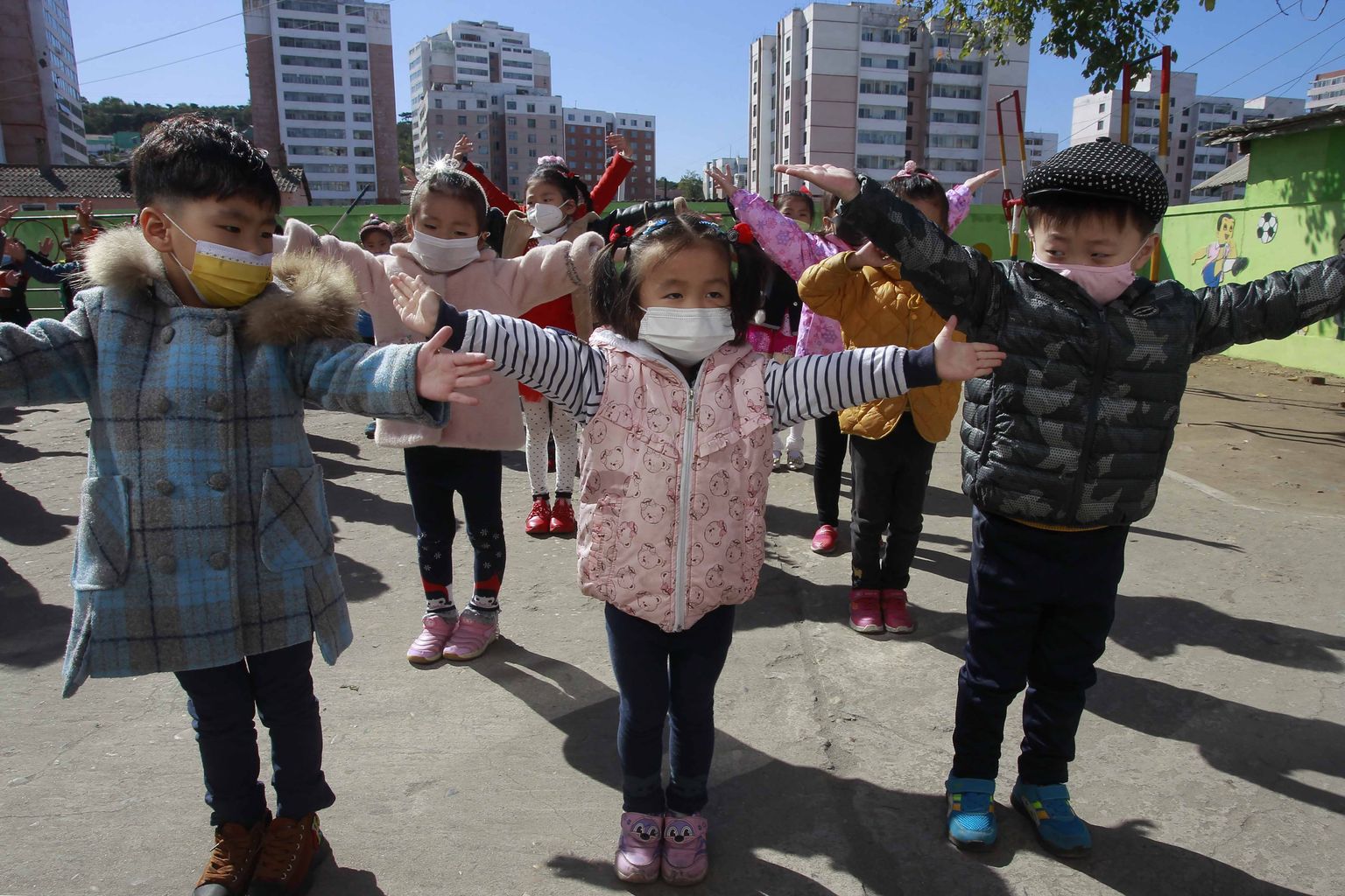 Põhja-Korea Pyongyangi lasteaialapsed. Foto on tehtud 17. oktoobril 2022
