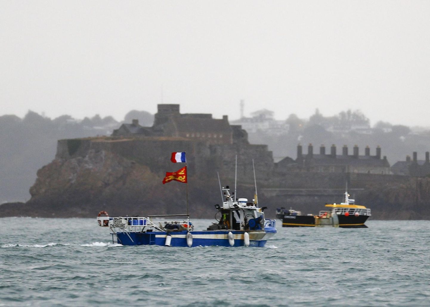 Prantsuse kalalaev Jersey saare pealinna Saint Helieri lähedal 6. mail 2021. Vastasseis jätkub ka novembris.
