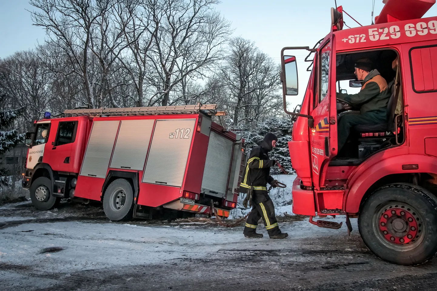 Täna hommikul Paikuse vallas Silla külas süttinud mööblivabriku tulekahjule sõitnud Kilingi-Nõmme päästekomando autole tuli põlengupaiga lähistel kitsal ja libedal teel vastu sõiduauto, mille juht ei andnud vilkuritega masinat nähes teed ja kokkupõrke vältimiseks sõiduautole ruumi tehes libises päästemasin kraavi.