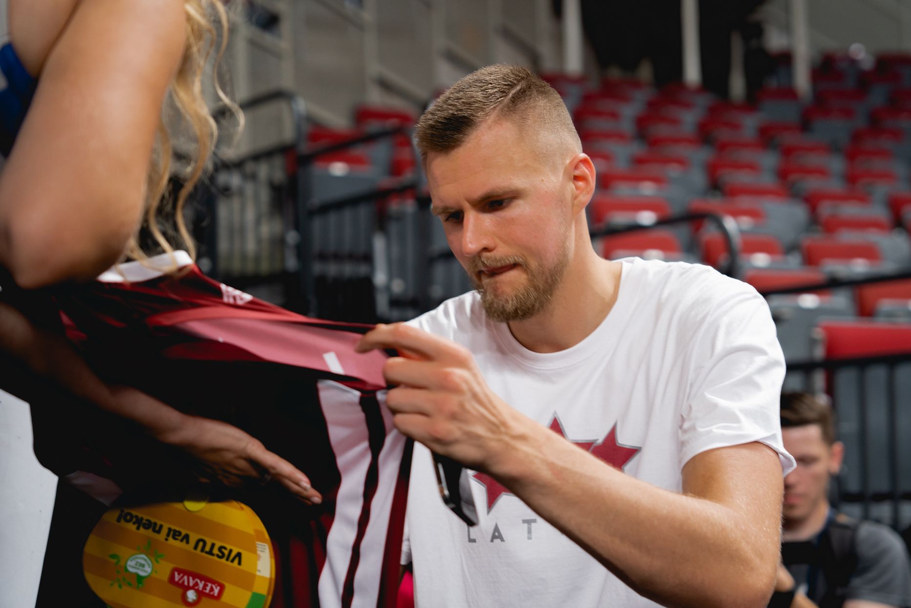 Latvijas basketbolists Kristaps Porziņģis sniedz autogrāfu
