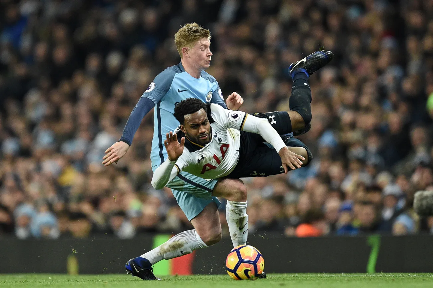 Kevin de Bruyne (sinises) võitluses Tottenhami kaitsja Danny Rose'iga.