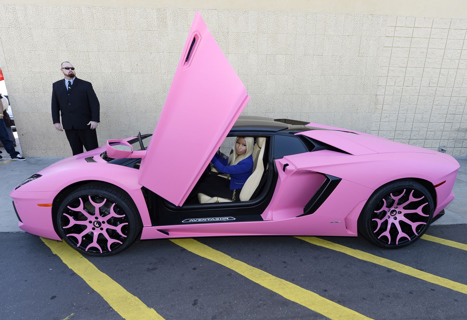 Lamborghini Veneno розовая