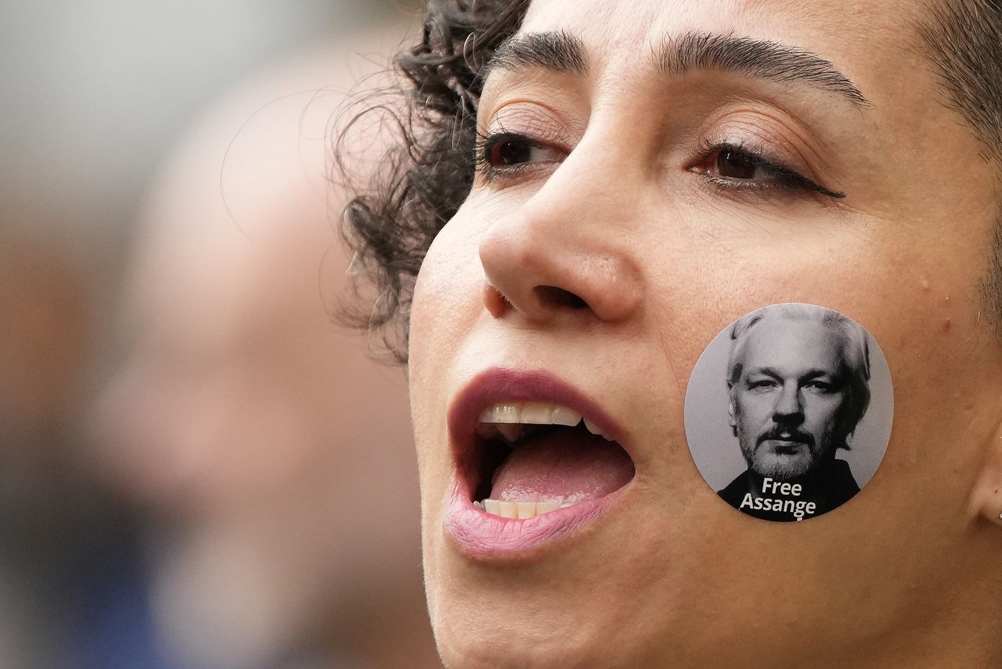 Julian Assange'i vabastamist pooldab meeleavaldaja Londonis ülemkohtu ees 27. oktoober 2021.