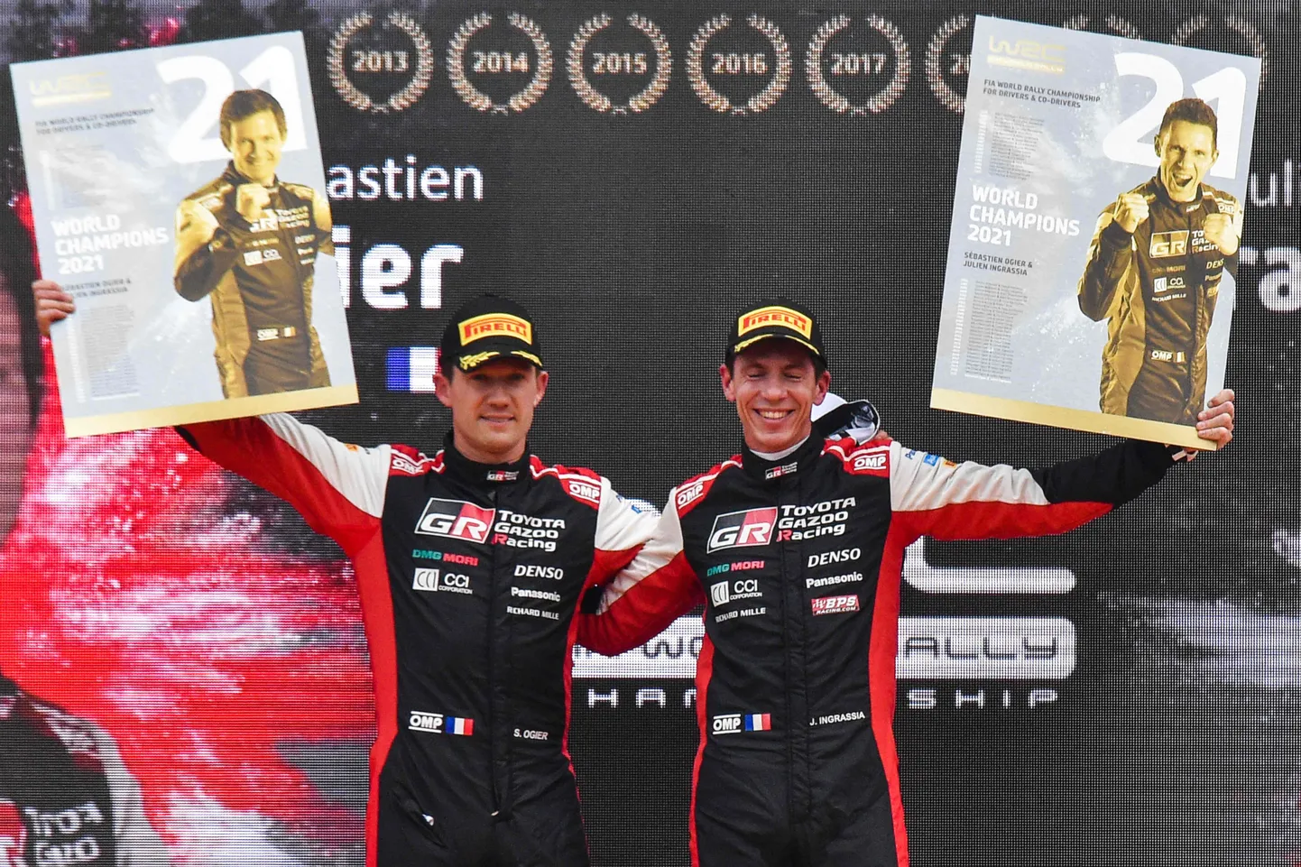Sebastien Ogier (vasakul) ja Julien Ingrassia pärast 8. MM-tiitli võitu.