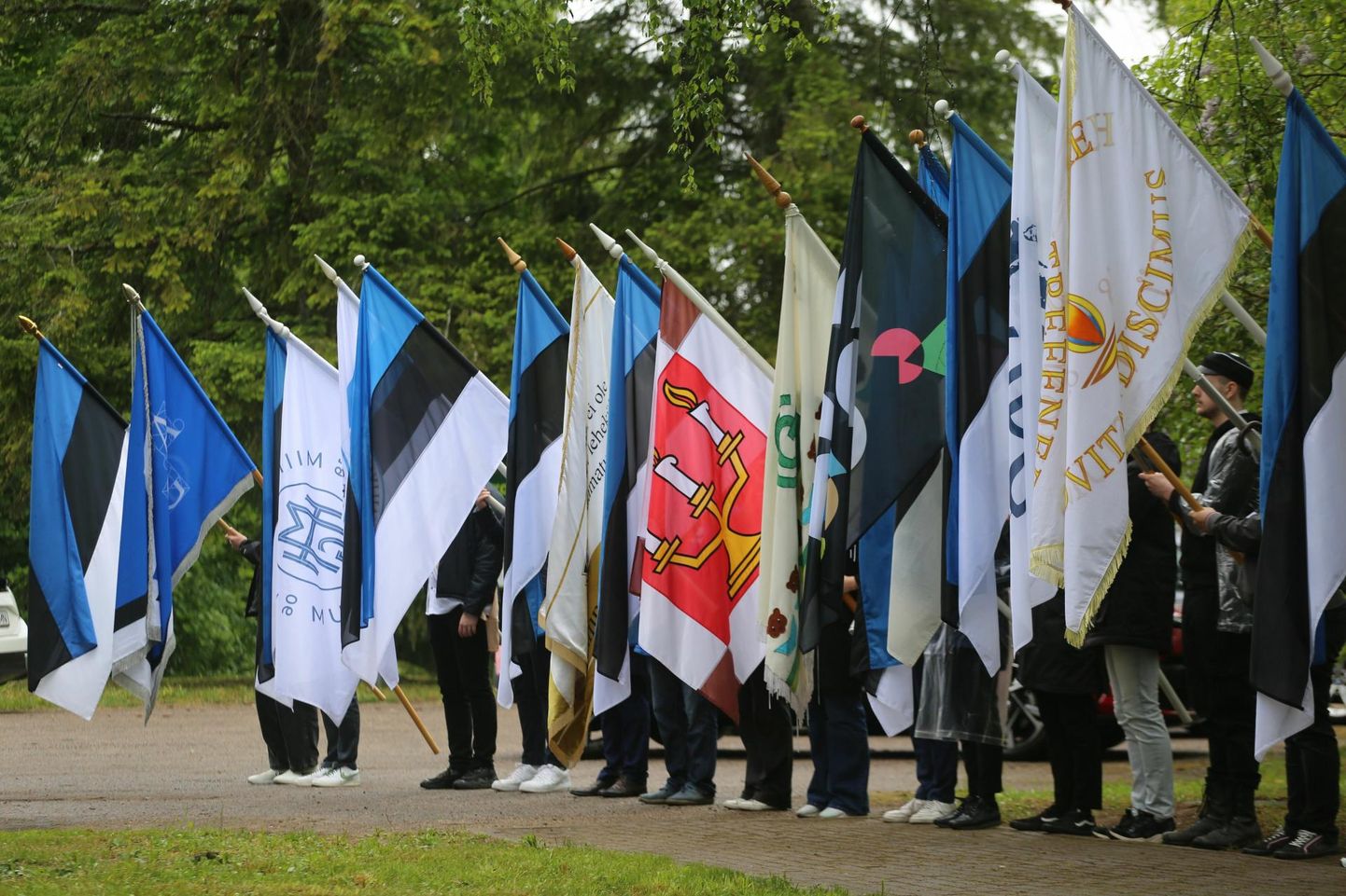 Hoiab lippu kõrgel: Eesti lipu sünnikodus Otepääl tähistatakse sinimustvalge sünnipäeva traditsioonilise rongkäiguga. Nii oli see ka tänavu 4. juunil, Eesti lipu päeval.