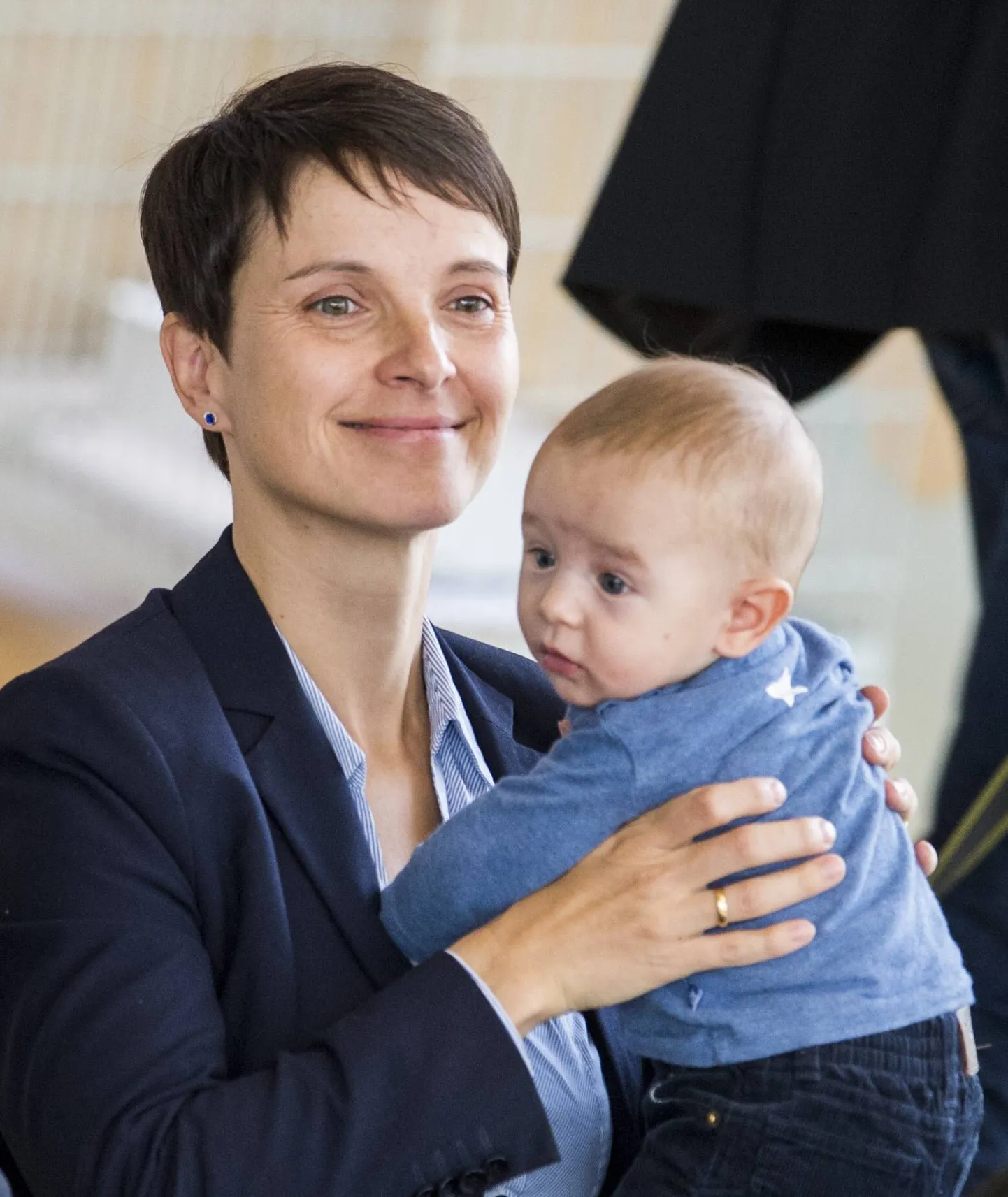 Viimasel ajal on Frauke Petry jäänud korduvalt kaamerate ette koos oma poja, väikese Ferdinandiga.